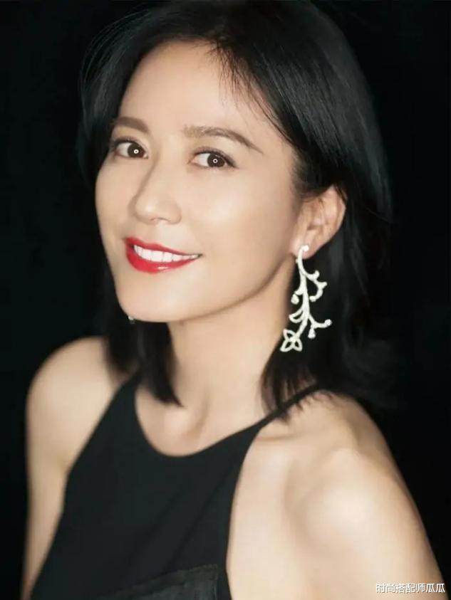 发型|?女人过了38岁尽量少烫大妈卷，试试这3种发型 ，时髦显气质