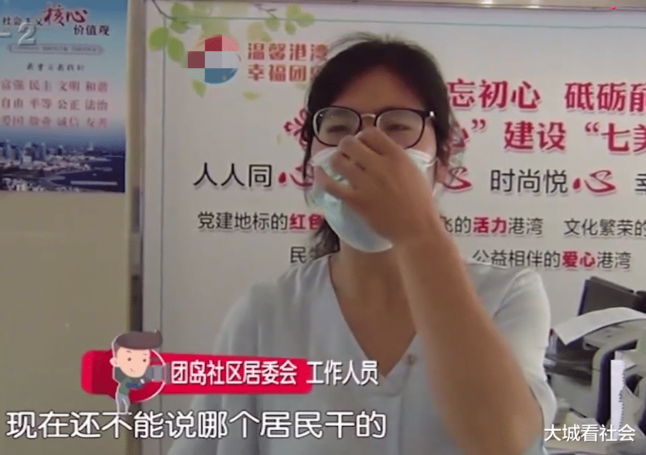 『健身器材』广场紧靠着居民楼，住户在健身器材上泼机油：扰民没人管