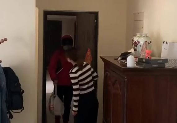 光明网视频|女子网购大闸蟹凭空消失 邻居手机拍下惊人一幕