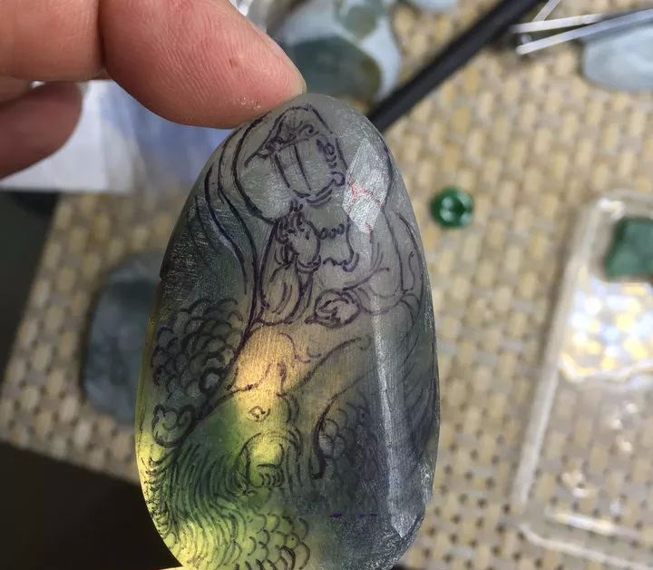 「海南黄花梨」一块不起眼的翡翠片料，拿给玉雕师雕刻后，价值瞬间暴涨！