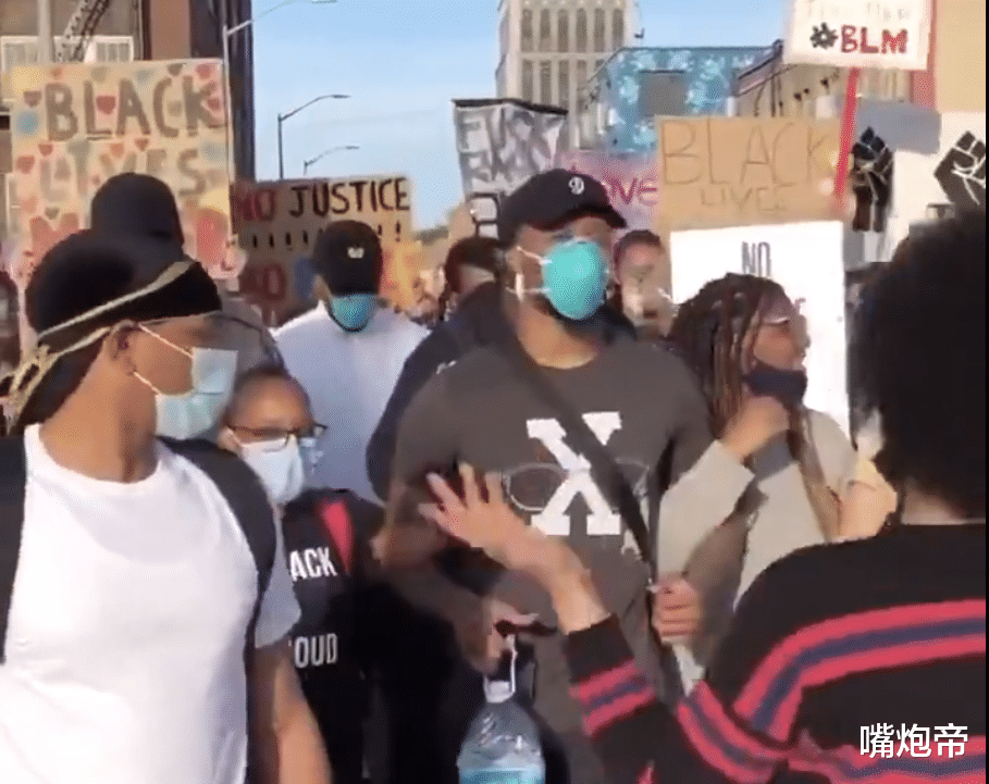 「勒布朗·詹姆斯」库里利拉德游行下跪，詹皇为何只敢发推特？美网友：走出你3000万豪宅