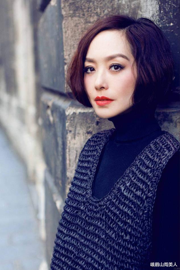 发型|女人过了50岁，有白发的建议剪这5种“发型”，时髦还减龄