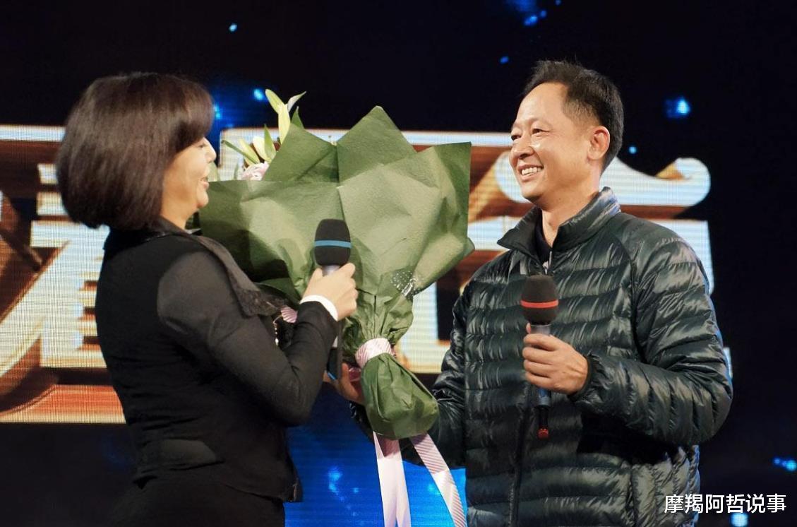 [江珊]52岁江珊近照，小15岁丈夫是我们熟悉的他，比前夫靳东还帅