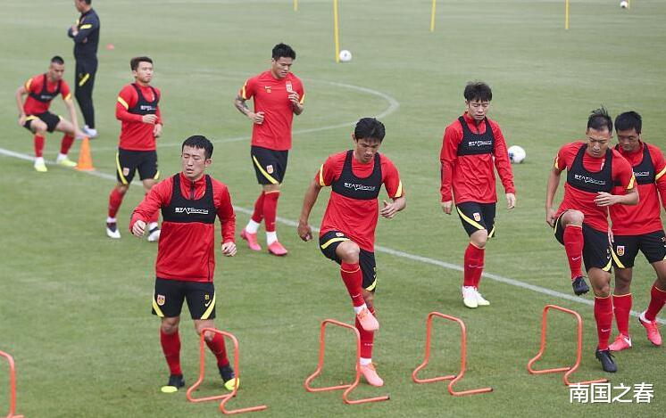 「上海上港」国足VS上港，首发阵容比拼，国足超级锋线现雏形？球迷：美如画！