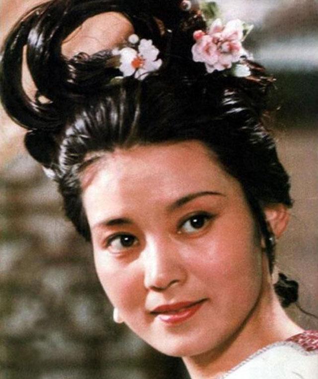 潘虹|潘虹离婚后，朱军：若不是因为年龄差距太大，一定会去追求你