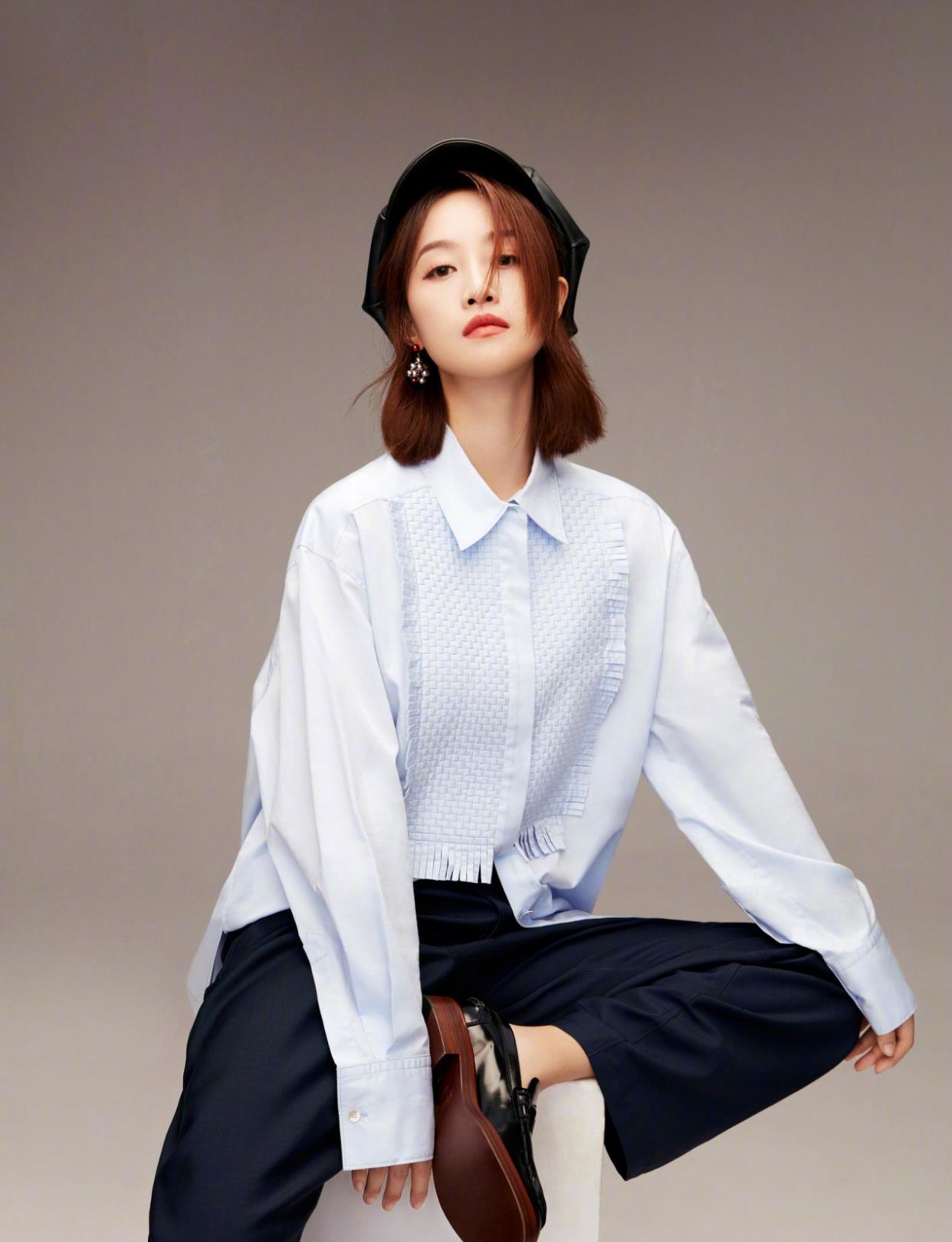 穿衣搭配|30岁的蓝盈莹衣品也太好了吧，休闲套装搭配齐肩短发，简约又精致