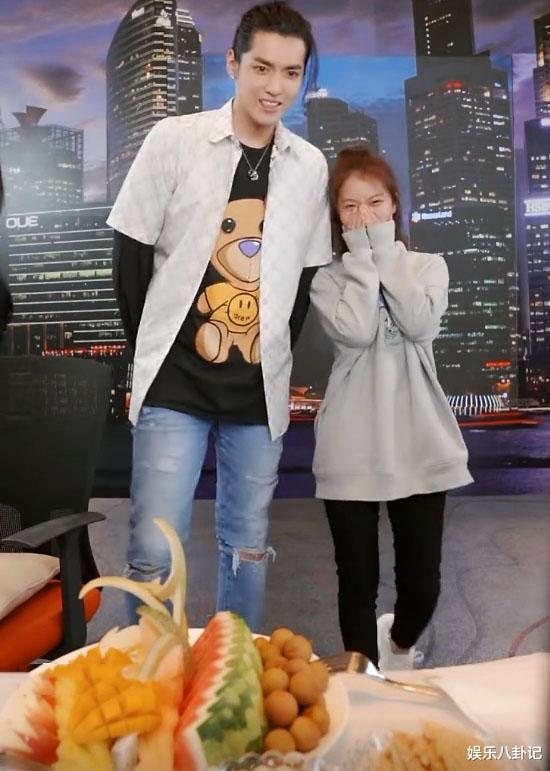吴亦凡：吴亦凡现身薇娅直播间变吃播，这碗真够大，论身高谁与他比谁尴尬