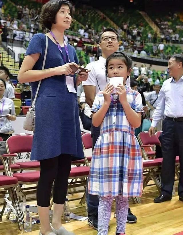 『郎平』记者质疑姚明：为什么你女儿要加入美国籍？姚明的回答惹争议