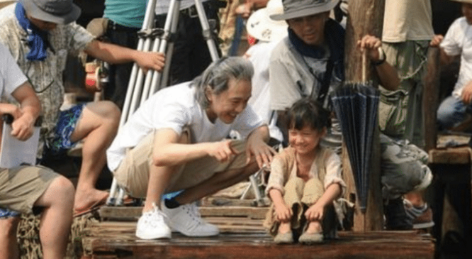 周星驰|亲妈都嫌他丑，13岁却被周星驰一眼看中爆红！20岁长成这样