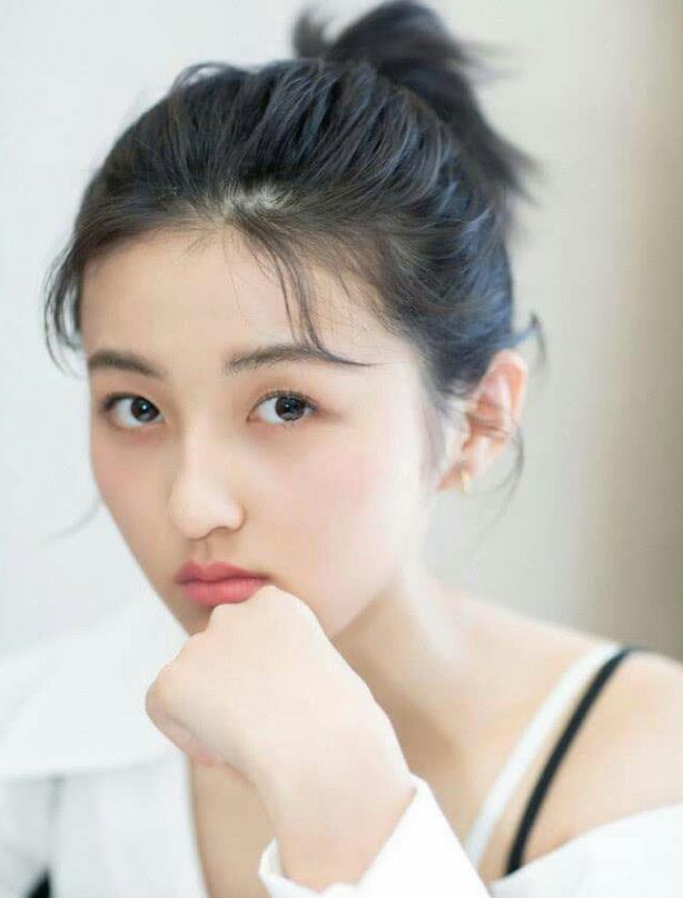 张子枫|张子枫被爆料高考成绩390分,为啥迟迟不回应?网友:心虚