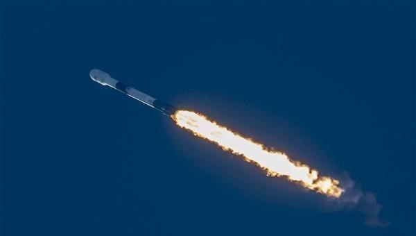 整流罩|SpaceX一箭60颗卫星,并回收助推器和整个整流罩,又省4200万美元