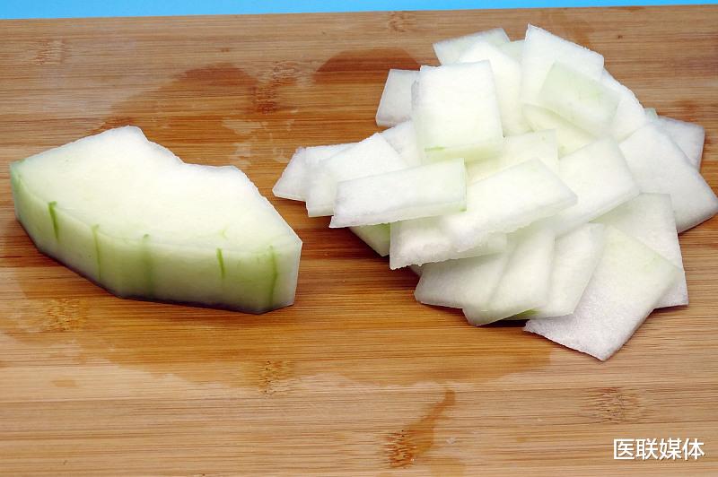 『痛风』尿酸高容易得痛风？3种食物抓紧吃，离痛风越远越好