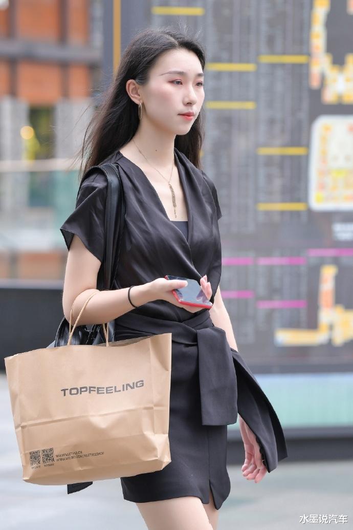 「穿衣搭配」同桌减肥成功后，穿女强人西装陪我逛街，五米内无人敢靠近
