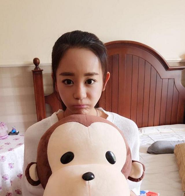 海陆晒出自己家的豪宅，客厅配个宫廷式沙发，大床却是普通木板床