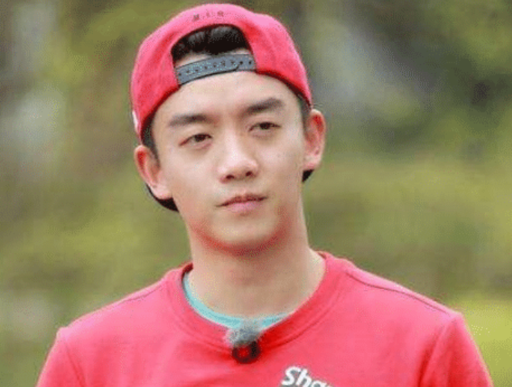 『奔跑吧兄弟』跑男“最大牌”艺人，录制节目公然玩手机，导演看了不敢吭声！