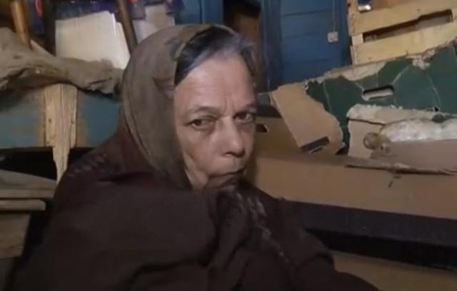 「标题党」女子从16岁开始被母亲关在家中，26年没出家门12年没洗过头