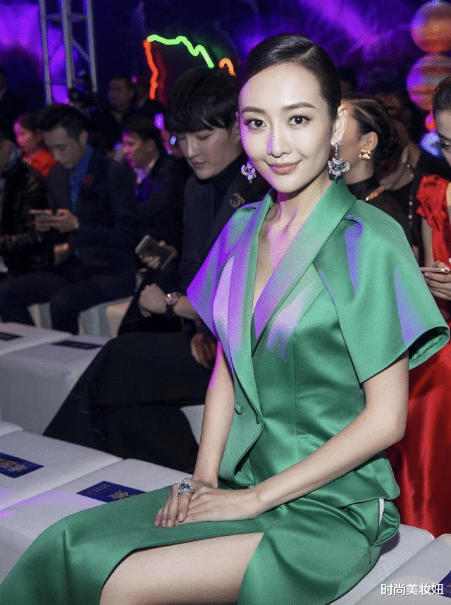 王鸥|王鸥看秀太会穿了，一身薄荷绿套装配低马尾优雅高级，美成焦点