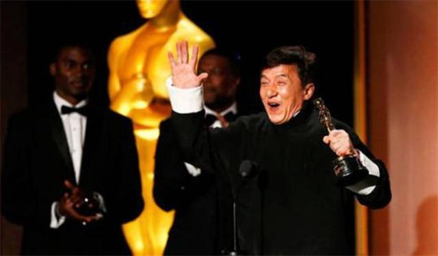 成龙|7年前,成龙回安徽认祖归宗,在\穷\大哥家,只停留十几分钟