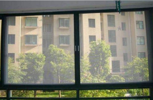 『』越来越多人窗户不装窗纱了，如今都流行这样装，好看又实用