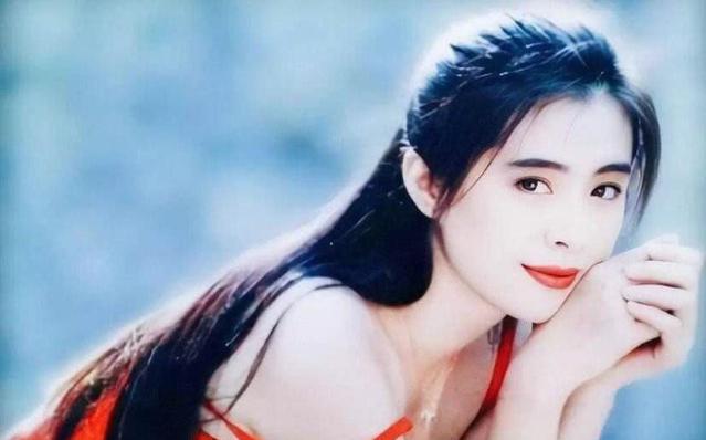 「巩俐」当年只因她要价太高，巩俐才出演《唐伯虎》中的秋香，网友：星爷错过太可惜