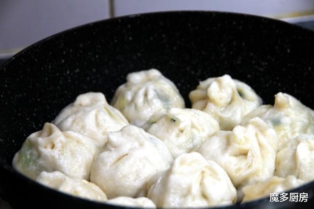 「水煎包」生包子用水煮，表面软嫩底部焦脆，做法简单，详细食谱分享