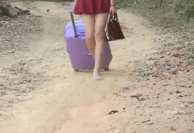 『变形计』变形计最穿帮镜头：富二代光脚走路却干干净净，网友：太假了！