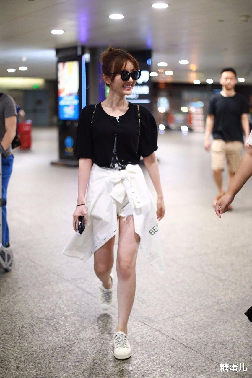 穿衣搭配|大火之后的毛晓彤，酒店抓拍照优雅自然，就是脖颈纹挺深的！