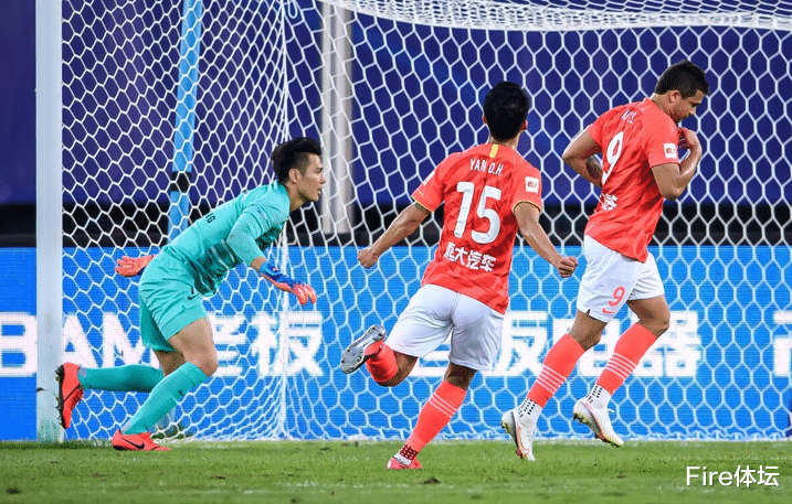 江苏苏宁|1-2！中超两亿豪门83分钟遭绝杀，31岁国门送礼，11人踢不过10人