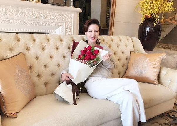 带你看看张萌的豪宅，如今生活像皇后一样，房子豪华程度不输皇宫