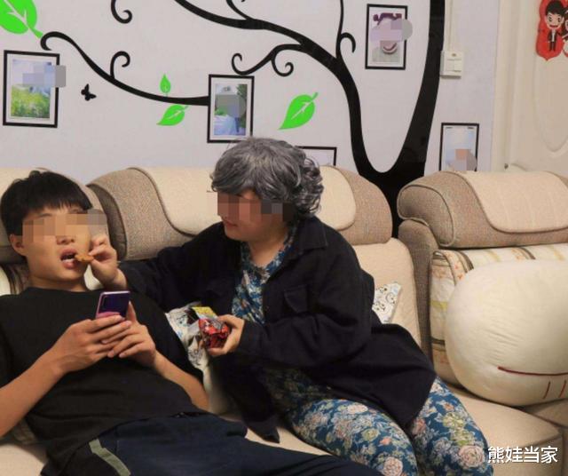 熊娃当家|11个姐姐凑32万为弟弟娶亲买房，网友：“伏弟魔”终究成炮灰
