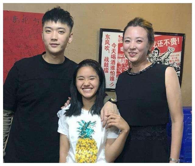 李勒优|李勒优：3岁露宿街头，参与《变形计》改变命运，今17岁清纯可人