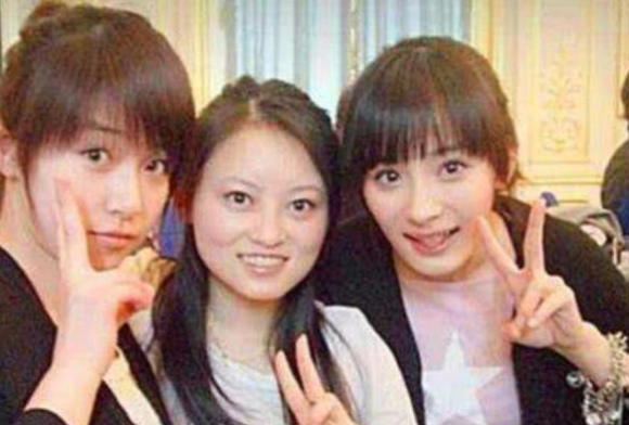 杨幂|杨幂大学宿舍一共4人，3个人火成一线，人群中最亮眼的她至今凉凉