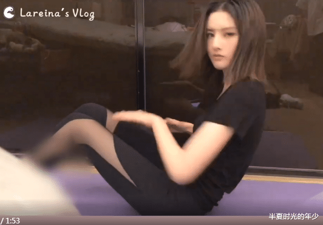 宋祖儿|宋祖儿在家疯狂健身，满头大汗累到五官变形，看到她的腹肌我笑了