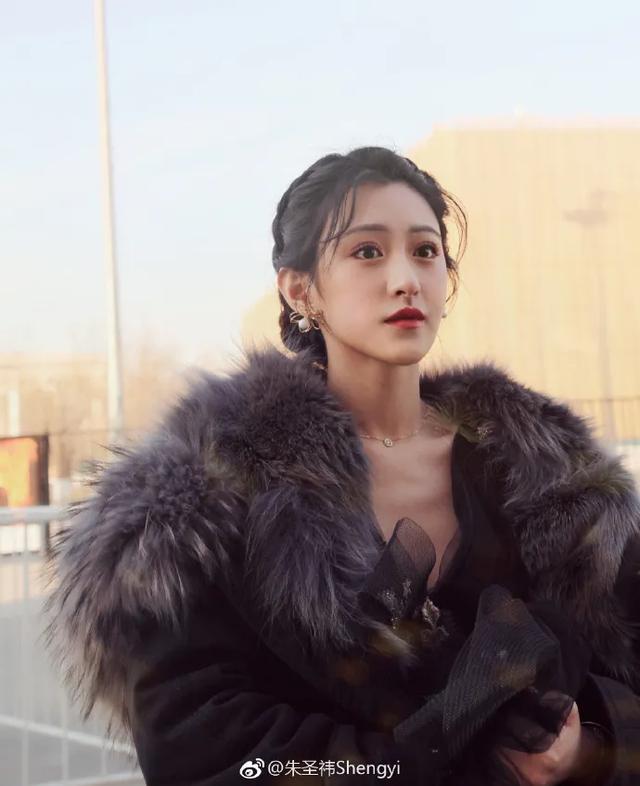 秦奋|20岁与王思聪对撕，25岁讥讽秦奋，18线小演员正面刚超级富二代