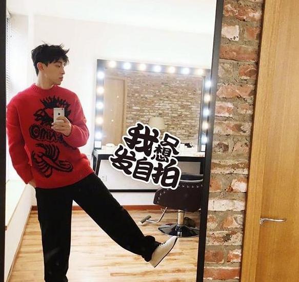 『』带你看看邓伦现实的家，家里有独立音乐房和化妆间，装修太霸气了