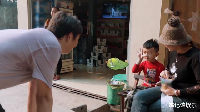 [赵敏]《向往的生活》黄磊双膝跪地，与小男孩打招呼，看似有心其实无奈