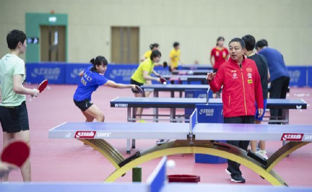 『美国』44岁刘国梁增白发显沧桑！马龙等4老将有新课题，樊振东该理发了