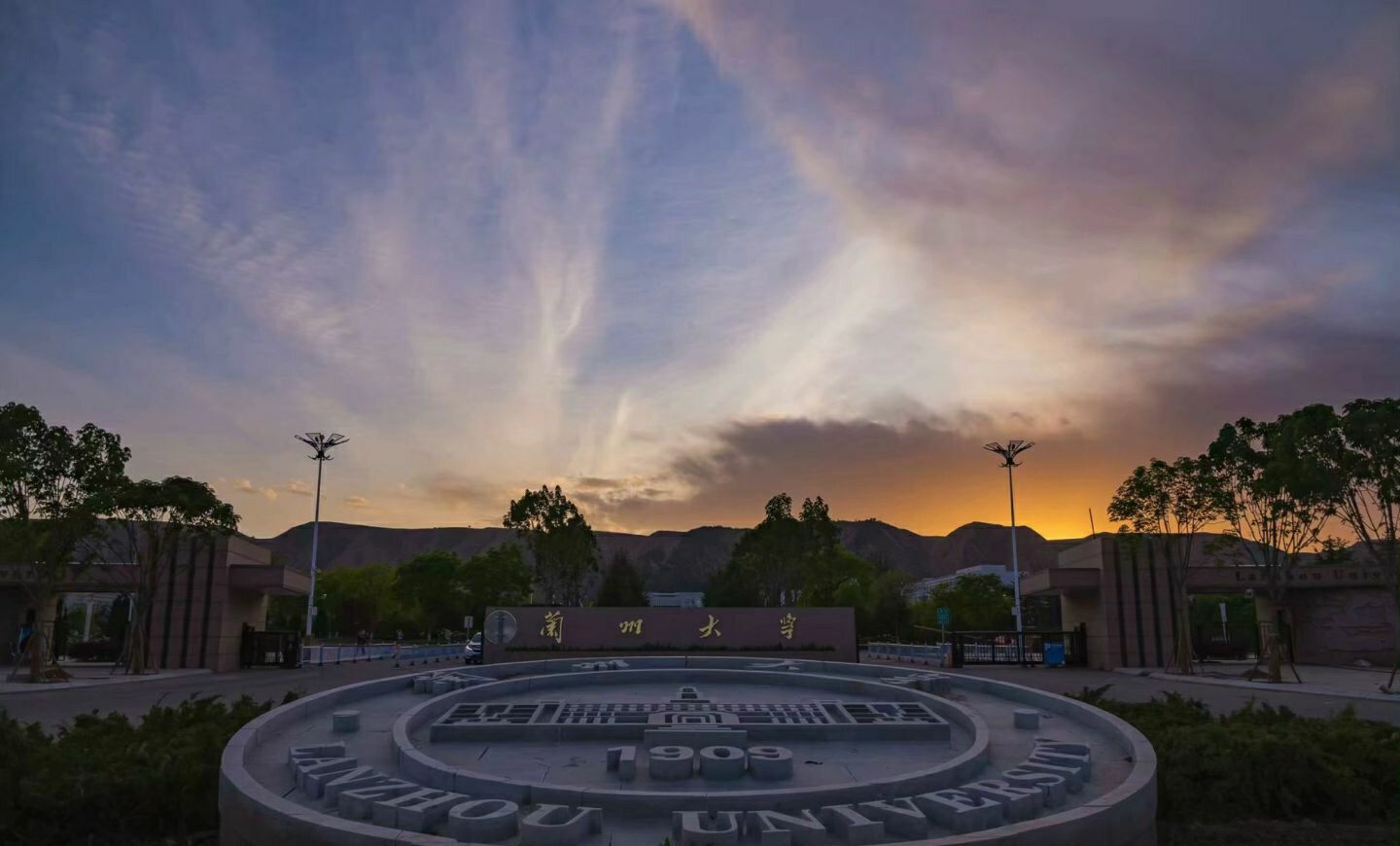 「深圳大学」考大学是选末流985(兰大)还是好一本深大呢?