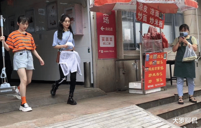 『赵丽颖』赵丽颖刚出超市就被认出，路人立马拿起手机拍照，生图暴露真实颜值