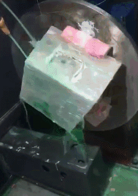 #翡翠#翡翠赌石有很多学问，切石也是有很多研究的，不是随便切就行的。。