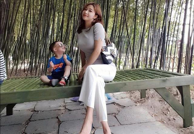 [健身]宝妈生完孩子后，不甘心身材发胖，坚持健身锻炼，塑造出完美身材