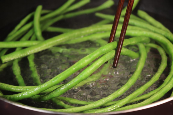 豆角|豆角别再炒着吃了！教你新吃法，外脆里嫩嘎嘣脆，好吃停不下筷子