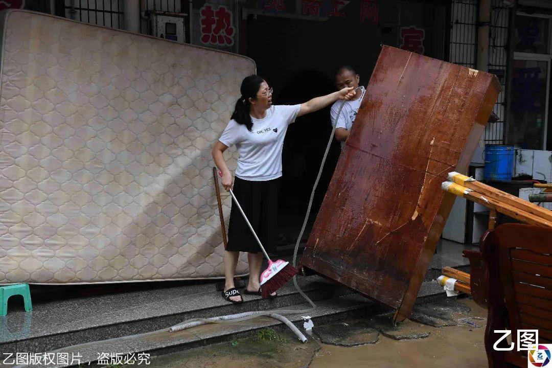 乙图|洪水退去后歙县居民自救，看到祖传族谱和字画被泡，老人哭了