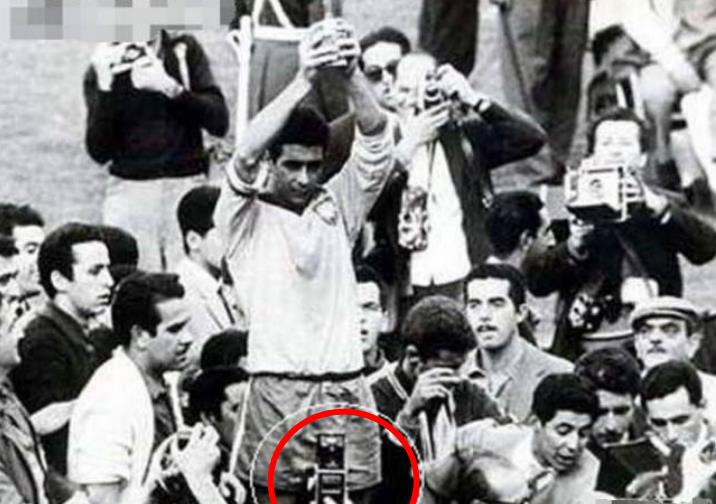 『科学家』1962年世界杯上出现拍照手机,时空穿越并非是科学家臆想