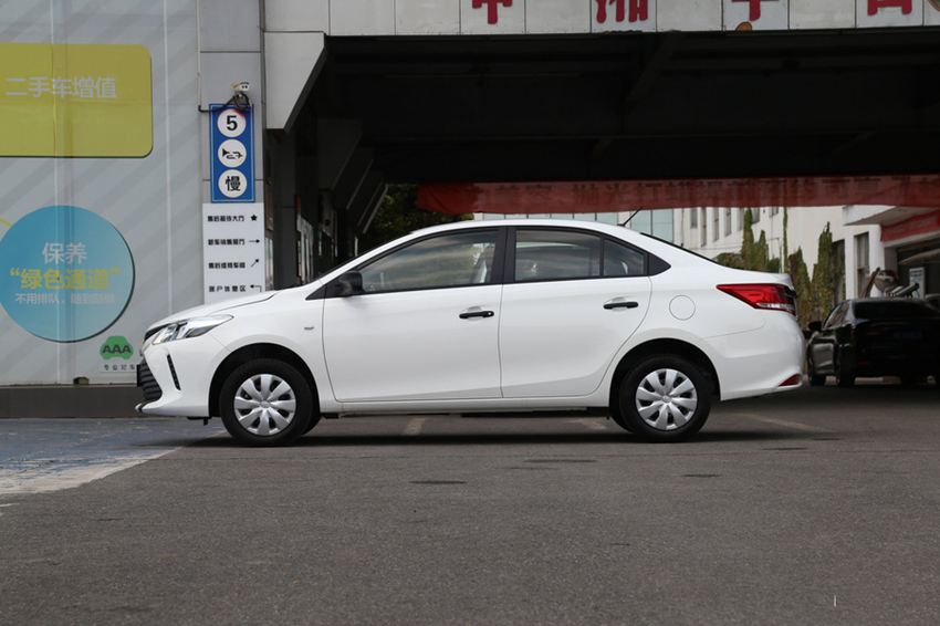 「新车」丰田良心车又降了！跌至6.8万，一箱油跑850KM，10年螺丝钉开不坏