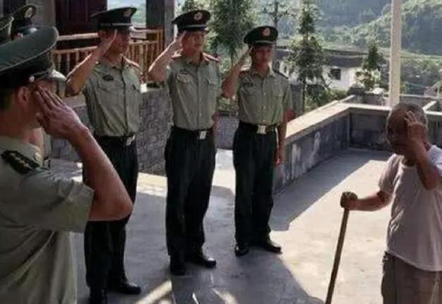 ▲老人到部队看儿子，卫兵拦住不让进，老人：让你们师长跑步来见我