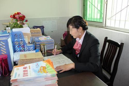 「」小学生认真造句,却意外写出“绕口令”,老师看后自愧不如