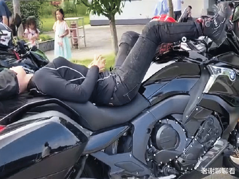 宝马|35万宝马摩托车停路边，女车主睡觉姿势成亮点，网友：太销魂了！