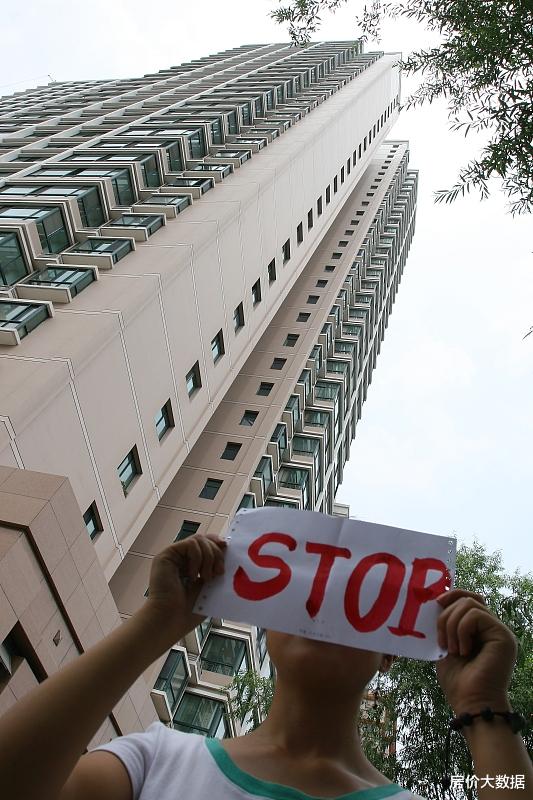 持有96万套的炒房团正在卖房离场