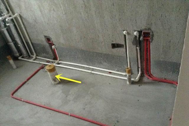 「结婚」瓦工大意了，洗漱盆下水管装了地漏不能移，以后排水往外溢咋办？